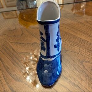 Streamlined Blue and White Design Athletic Shoe